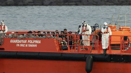 Rescatan a más de un centenar de inmigrantes, entre ellos un muerto, a unos 476 km de Canarias