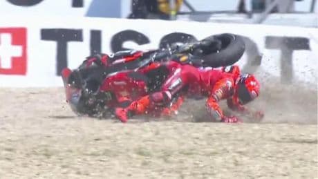Marc Márquez se va al suelo cuando trataba de arrebatarle la pole a Pecco Bagnaia en Brno