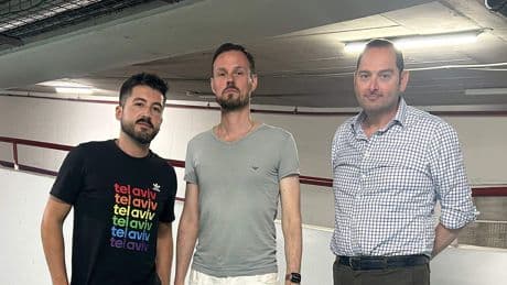 Eli, Daniel en Dave kwamen voor Pride, maar zitten nu vast in Israël: ’Ik sta nog steeds te trillen’