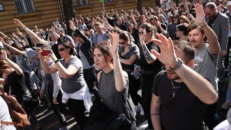 «Le gris est le nouvel arc-en-ciel»: en Hongrie, une manifestation moqueuse pour soutenir les droits de la communauté LGBT+