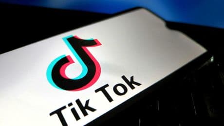Sur TikTok, ces ados racontent comment leurs parents ont « pourri » leur enfance
