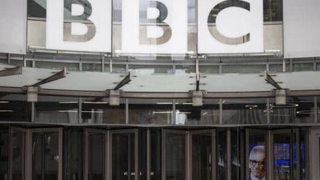 Documentario narrato dal figlio di un funzionario di Hamas: bufera sulla Bbc