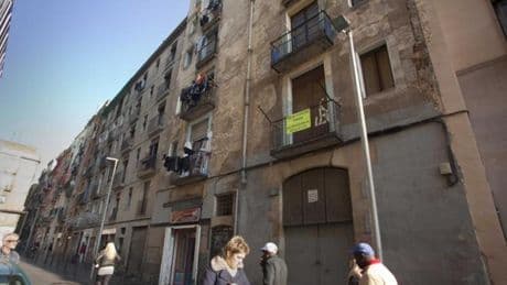 Un hombre es desahuciado, reocupa el piso y se suicida en el Raval
