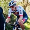 Groenewegen komt dichterbij, maar moet zege na fotofinish aan Van Poppel laten