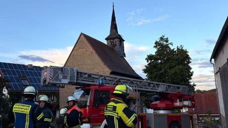 Unwetter: Blitz schlägt in Kapellenturm ein und löst Brand aus