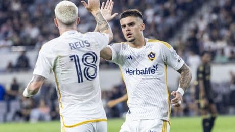 Galaxy scores in final minute to force draw with LAFC in tense El Tráfico contest