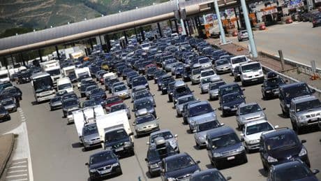 Départs en vacances : circulation «très dense» en direction du sud à la mi-journée