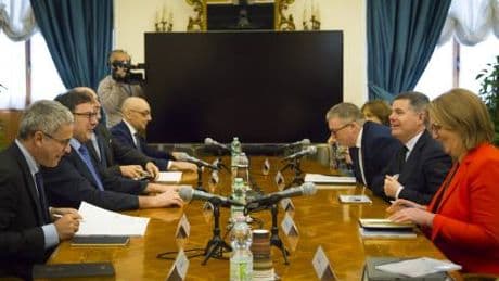 Dombrovskis in pressing: "Italia ratifichi il Mes". Ma Giorgetti avverte: "Parlamento è sovrano"