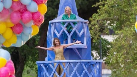 Discreto estreno de 'La familia de la tele' con su desfile: así fue en audiencia el desembarco del 'universo Sálvame' en TVE