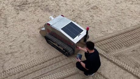Un robot “perro de playa” ayuda a mantener limpia la arena en el sur de China