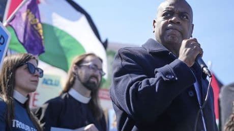 Democratic lawmakers storm ICE detention facility in New Jersey, Newark mayor arrested