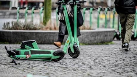 Polizei kassiert jetzt bei falsch abgestellten E-Scootern ab