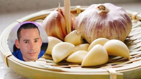 Vinicio Amesty, nutricionista: “El ajo crudo es el rey natural contra las bacterias y virus, pero debes machacarlo y dejarlo reposar diez minutos, así libera la alicina”