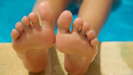 Cómo aliviar los pies hinchados en verano de forma natural