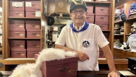 Emilio, el sombrerero que elabora los sombreros del pregonero y la txupinera: «Me gustaría que el siguiente fuera Fito»