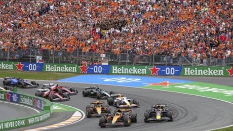 F1, succede di tutto in Olanda: fuori le due Ferrari, Norris out, vince Piastri