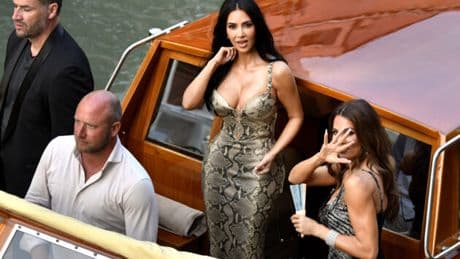 Il primo abito di Lauren Sanchez è di Schiaparelli, Kim Kardashian “pitonata” in Versace: tutti i look e il dress code delle nozze a Venezia