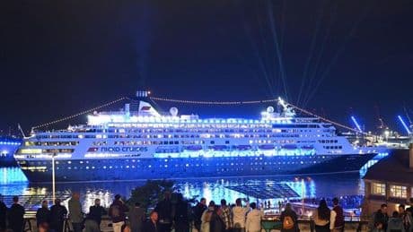 Buntes: Schiffsparade und Feuerwerk - Hamburg Cruise Days beginnen