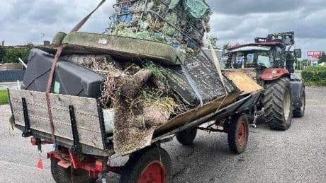 Traktor mit defektem Anhänger aus dem Verkehr gezogen