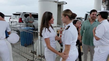 Letizia, de rojo, y Leonor, de etiqueta, juntas a bordo del 'Elcano'