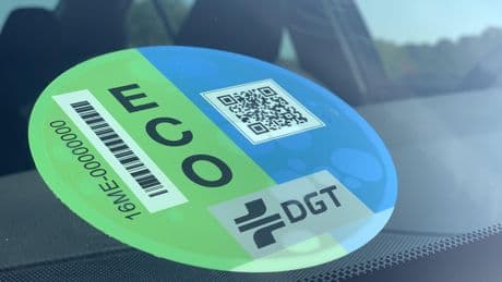 Golpe a los coches eco y cero: el Gobierno estudia endurecer sus etiquetas medioambientales