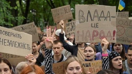 En Ukraine, ces jeunes qui ont fait plier Zelensky : « Se débarrasser des agences anticorruption revenait un peu à cracher sur l’héritage de Maïdan »