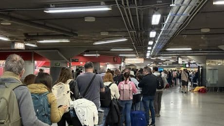 Atocha trata de volver a la normalidad: "Llevamos horas esperando y no sabemos si tendremos tren"