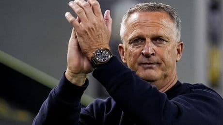 John van den Brom neemt met tranen in de ogen afscheid van Vitesse: ’Liefde alleen maar groter geworden’