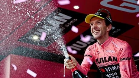 Simon Yates prijst Wout van Aert in Giro d’Italia: ’Zijn optreden was kers op de taart’