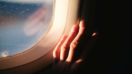 Sonnenblenden im Flieger: Der geheime Sicherheitsgrund, den viele nicht kennen