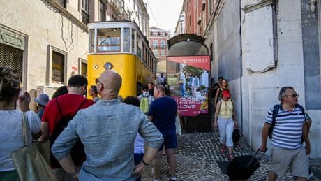 Qué es el Ascensor de la Gloria, el funicular que ha descarrilado en Lisboa