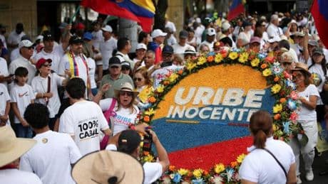 Des milliers de Colombiens protestent contre la condamnation de l’ex-président Álvaro Uribe