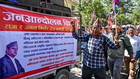 La revolución de los paraguas para recuperar al rey en Nepal