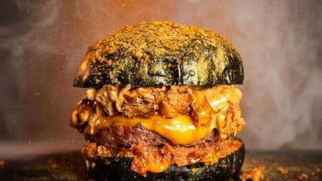 Así es la hamburguesa ganadora de 'The Champions Burger' en Barakaldo: pan brioche negro, chuletón y mermelada de bacon