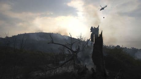 Ocho poblaciones de León desalojadas tras declararse dos nuevos incendios y activarse otro