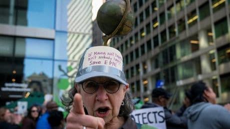 Comment Donald Trump tente de détruire la science du climat pour mieux faire dérailler la transition écologique