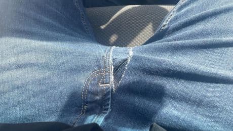 Mann sichert sich trotz peinlichem Jeans-Fiasko im Bewerbungsgespräch Job