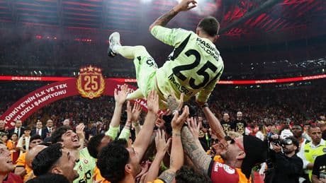 Galatasaray'dan Muslera ve Mertens'e veda: Tribünlerden duygusal koreografi