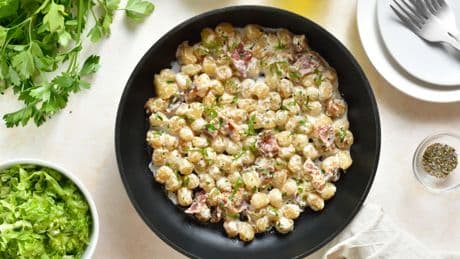 Plato de ñoquis a la carbonara: un viaje directo a Italia