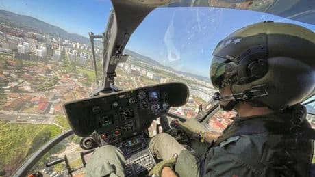 El 'águila' de la Guardia Civil que salva vidas y rastrea el crimen desde Álava