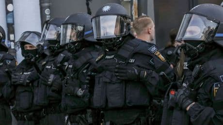 Königsbrunn bei Augsburg: Hundertschaft stürmt Hochzeit – Waffen-Verdacht