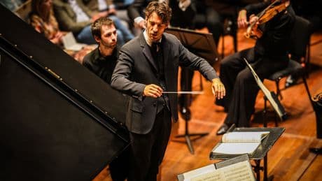 Headboppend op Bartók zwaait chefdirigent Lorenzo Viotti het NedPhO gedag