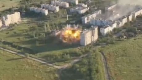 Angriff auf Wohnblock - Putin schmeißt mit 3-Tonnen-Bombe