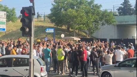 Türk Harb-İş üyesi işçilerden eylem: “Haklarımızı alana kadar vazgeçmeyeceğiz”