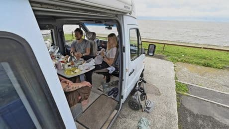 Auszeit auf vier Rädern: Günstig einen Camper mieten – so finden Sie das passende Modell