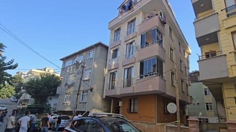 Anne ve babasını bıçaklayarak öldürdü