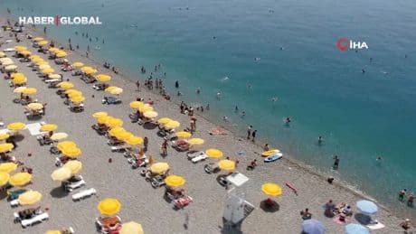 Antalya'da bayramın ilk gününde sahillerde yoğunluk oluştu