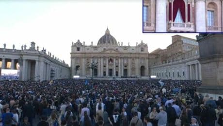 Nuovo Papa, 100mila persone a San Pietro: telefoni in tilt. La corsa dei romani (e non solo) in piazza al grido di "Viva il Pontefice". Scatta il piano sicurezza