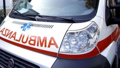 Rezzoaglio, passa accanto alla stufa a legna e la bottiglia di alcool che tiene in mano prende fuoco: ustionato