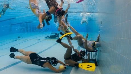 Una 'batalla' bajo el agua: así es el desconocido rugby subacuático